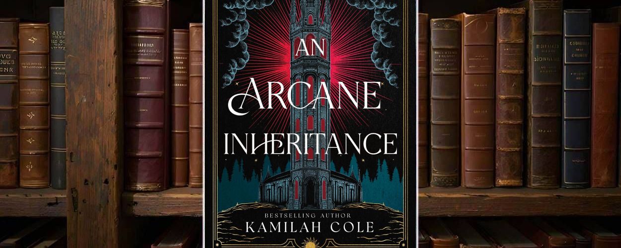 Buchcover von An Arcane Inheritance vor einem Regal mit alten Ledereinbänden: In der Mitte ragt ein hoher, gotischer Turm in Blau-Grau auf, umgeben von dunklen Wolken. Hinter dem Turm strahlen rote Lichtbündel nach außen, am unteren Rand stehen dunkle Tannen vor einem türkisblauen Horizont. Der Titel „An Arcane Inheritance“ ist in großen weißen Lettern über Turm und Strahlen gelegt, darunter der Name „Kamilah Cole“ in einer goldenen Zierleiste.