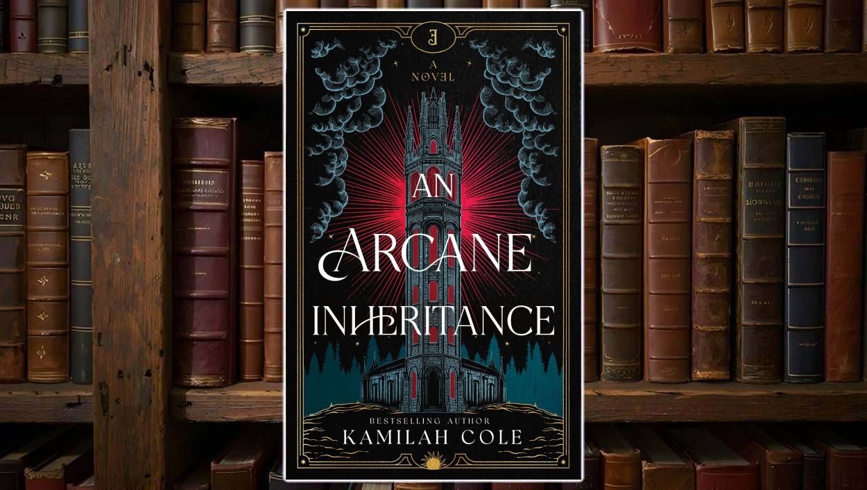 Buchcover von An Arcane Inheritance vor einem Regal mit alten Ledereinbänden: In der Mitte ragt ein hoher, gotischer Turm in Blau-Grau auf, umgeben von dunklen Wolken. Hinter dem Turm strahlen rote Lichtbündel nach außen, am unteren Rand stehen dunkle Tannen vor einem türkisblauen Horizont. Der Titel „An Arcane Inheritance“ ist in großen weißen Lettern über Turm und Strahlen gelegt, darunter der Name „Kamilah Cole“ in einer goldenen Zierleiste.