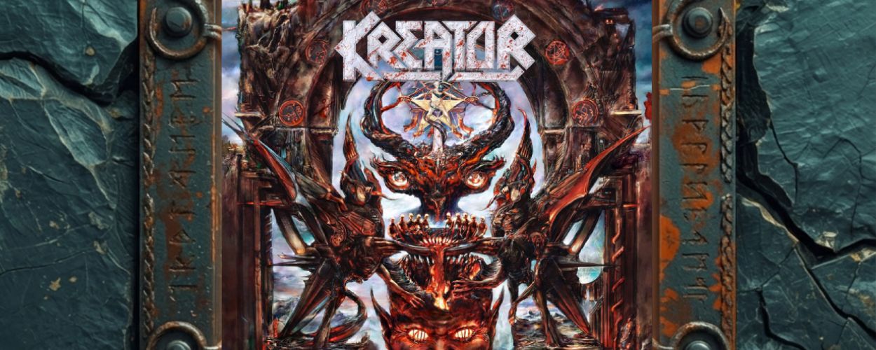 Gemaltes Albumcover Kreator – Krushers Of The World: unter einem zerfallenden Steinbogen türmen sich mehrere dämonische Fratzen und ein flammender Kronleuchter, flankiert von zwei dunklen, halb mechanischen Kriegerfiguren; überall rote Flammen, Runen und zerbrochene Architektur, oben das silbrig-stachelige Kreator-Logo, unten der rote Schriftzug „krushers of the world“.