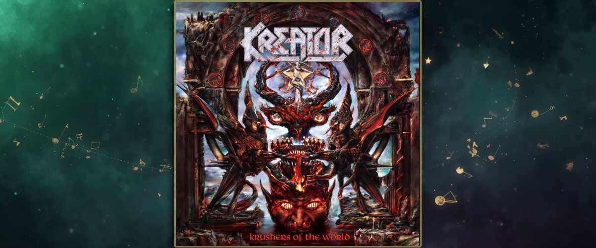 Gemaltes Albumcover Kreator – Krushers Of The World: unter einem zerfallenden Steinbogen türmen sich mehrere dämonische Fratzen und ein flammender Kronleuchter, flankiert von zwei dunklen, halb mechanischen Kriegerfiguren; überall rote Flammen, Runen und zerbrochene Architektur, oben das silbrig-stachelige Kreator-Logo, unten der rote Schriftzug „krushers of the world“.