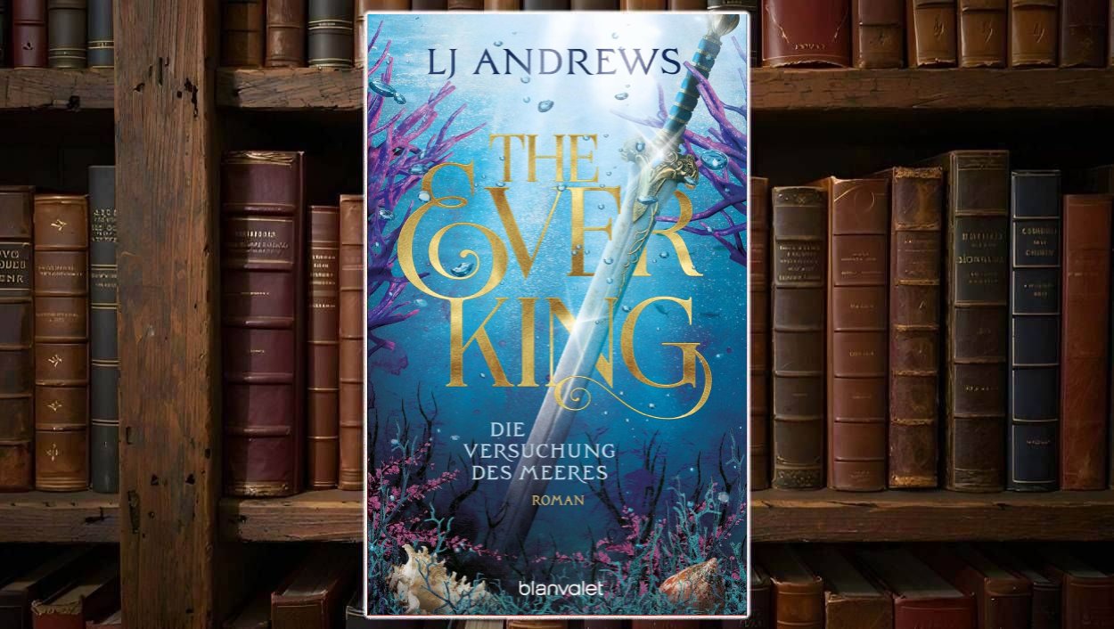 Buchcover von „The Ever King – Die Versuchung des Meeres“ vor einem alten Bücherregal: türkisblauer Unterwasserhintergrund mit violetten Korallen, im Zentrum ein schräg verlaufendes Schwert mit Lichtreflexen, darum herum goldene, verschnörkelte Titel-Schrift und Meeresboden mit Algen und Muscheln.