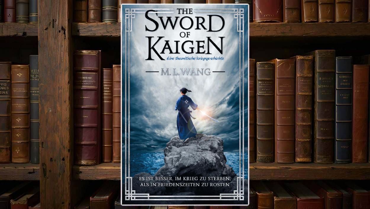 Buchcover von „The Sword of Kaigen: Eine theonitische Kriegsgeschichte“ vor einem Regal mit alten Ledereinbänden. In der Mitte steht ein Krieger in blauer Robe und mit Schwert auf einem Felsen über einem aufgewühlten Meer. Vor ihm türmt sich eine hell leuchtende Wasser und Wolkenwand, die wie eine aufgerissene Sturmfront wirkt. Der Himmel ist grau und dramatisch, der Felsen dunkel und kantig. Oben steht der Titel in großen schwarzen Lettern, darunter der Untertitel „eine theonitische Kriegsgeschichte“ und der Name „M. L. Wang“, eingerahmt von einem silbernen Zierrahmen.