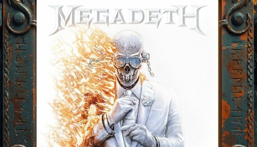 Vic Rattlehead im weißen Anzug, halb in Flammen, im rostigen runenverzierten Metallrahmen vor grünlich aufgebrochener Steinwand – Megadeth „Megadeth“ (2026).