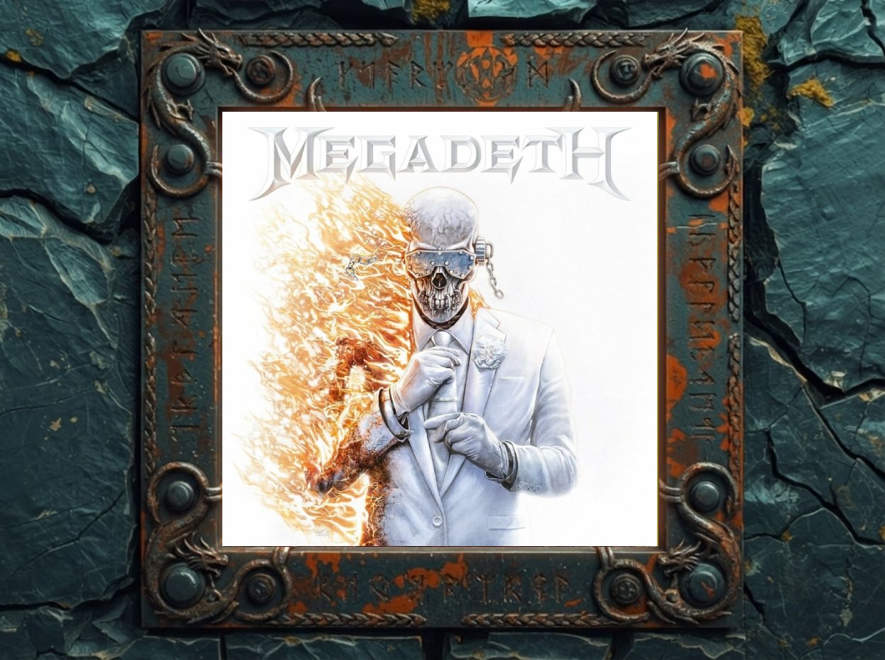 Vic Rattlehead im weißen Anzug, halb in Flammen, im rostigen runenverzierten Metallrahmen vor grünlich aufgebrochener Steinwand – Megadeth „Megadeth“ (2026).