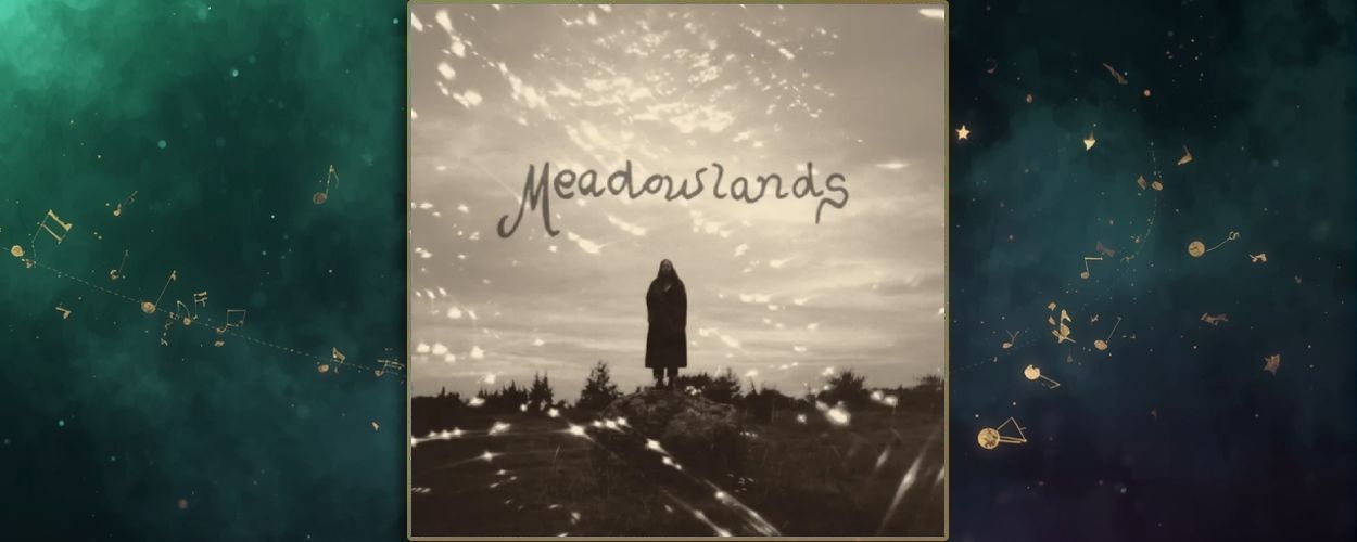 Albumcover von Moon Mother – »Meadowlands«: schwarzweißes Foto einer einsamen Gestalt auf einem Hügel unter dramatischem Himmel, darüber der handgeschriebene Schriftzug Meadowlands
