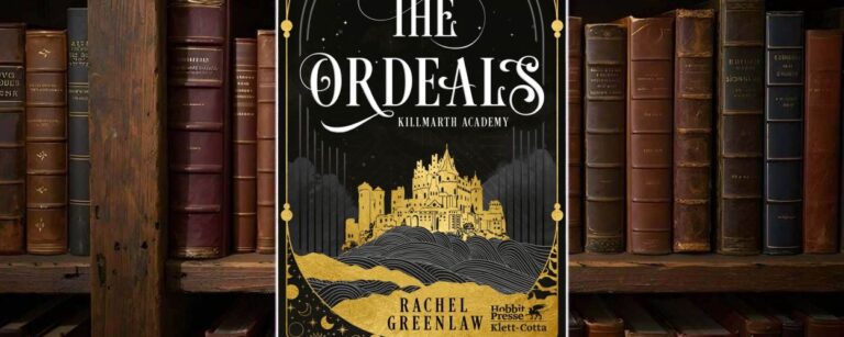 Cover von Rachel Greenlaws The Ordeals – Killmarth Academy: schwarze Fläche mit goldener Rahmung, oben geschwungener Titel, unten eine goldene Schloss-Silhouette auf Hügeln vor Sternenhimmel.