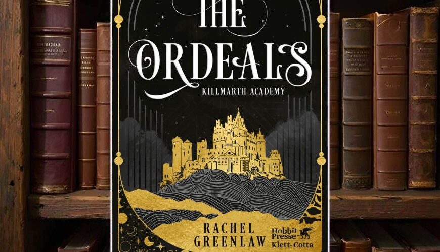Cover von Rachel Greenlaws The Ordeals – Killmarth Academy: schwarze Fläche mit goldener Rahmung, oben geschwungener Titel, unten eine goldene Schloss-Silhouette auf Hügeln vor Sternenhimmel.
