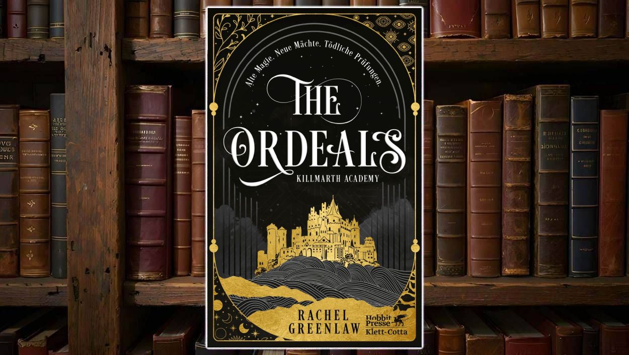 Cover von Rachel Greenlaws The Ordeals – Killmarth Academy: schwarze Fläche mit goldener Rahmung, oben geschwungener Titel, unten eine goldene Schloss-Silhouette auf Hügeln vor Sternenhimmel.