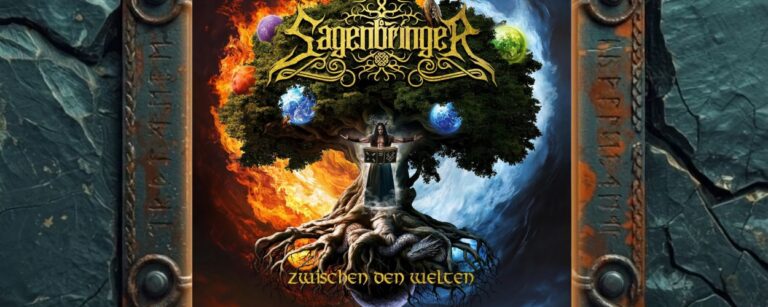 Albumcover Sagenbringer – Zwischen den Welten: gigantischer Weltenbaum mit feurig roter Seite links und kühler blauer Seite rechts, in der Mitte ein geweiht gekrönter Priester mit aufgeschlagenem Runenbuch, um den Baum herum mehrere Planeten, unten eine schlangenartige Drachenkreatur in den Wurzeln, oben das goldene Sagenbringer-Logo.