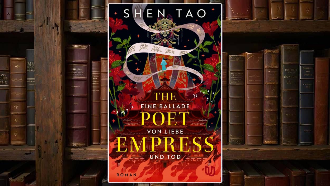 Buchcover von „The Poet Empress – Eine Ballade von Liebe und Tod“ vor einem alten Bücherregal: dunkelblaues Cover mit roten Lilien, kaiserlichem Palast, kleiner türkis gekleideter Figur und geschwungenem Schriftband, darunter Flammen am unteren Bildrand.