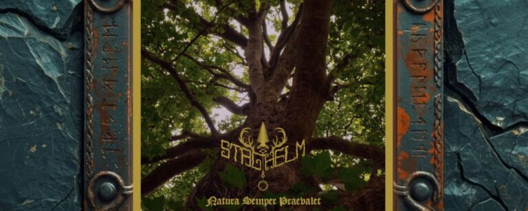 Albumcover Staghelm – Natura Semper Praevalet: dunkel gehaltenes Gemälde mit hoch aufragender, von Nebel umhüllter Waldszenerie, zentral ein mystischer Lichtkegel zwischen Bäumen, der wie ein Portal in der Finsternis wirkt.