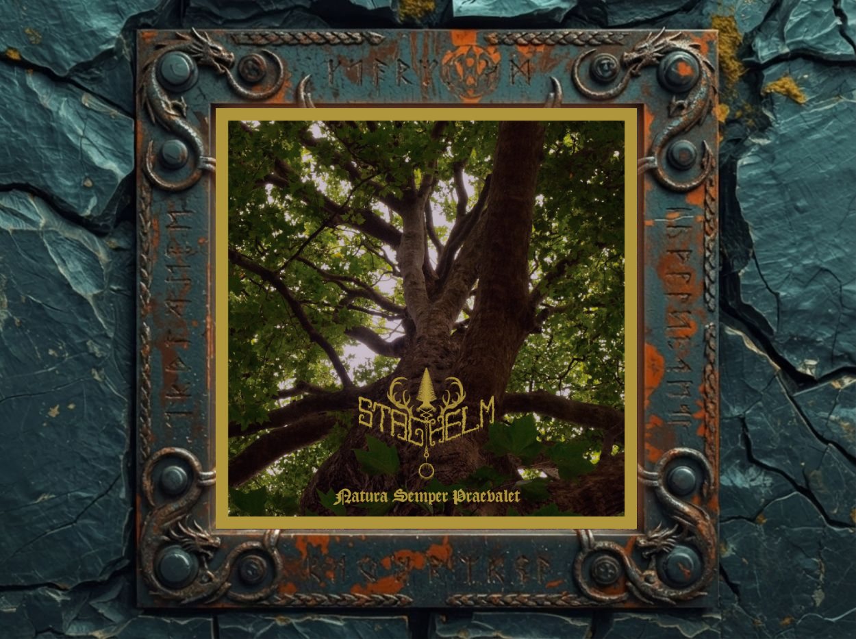 Albumcover Staghelm – Natura Semper Praevalet: dunkel gehaltenes Gemälde mit hoch aufragender, von Nebel umhüllter Waldszenerie, zentral ein mystischer Lichtkegel zwischen Bäumen, der wie ein Portal in der Finsternis wirkt.
