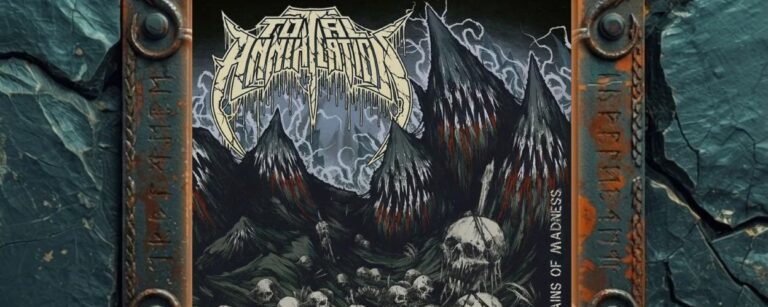 Albumcover von Total Annihilation – Mountains Of Madness: düsterer Gewitterhimmel über schwarzen, blutverkrusteten Bergzacken, im Vordergrund ein Feld aus Schädeln, darüber das ausgefranste Bandlogo.