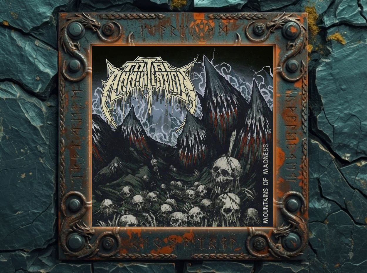 Albumcover von Total Annihilation – Mountains Of Madness: düsterer Gewitterhimmel über schwarzen, blutverkrusteten Bergzacken, im Vordergrund ein Feld aus Schädeln, darüber das ausgefranste Bandlogo.