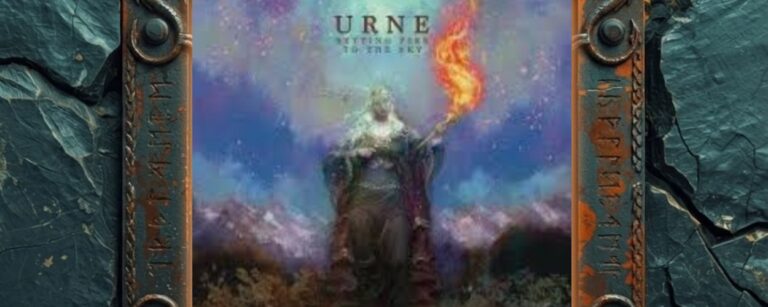 Leicht verwaschenes Albumcover von URNE – Setting Fire To The Sky: eine majestätische, dunkel gewandete Gestalt mit brennender Fackel steht vor nebeligen Bergen, der Himmel leuchtet in violett-blauen und orangen Farbschlieren.