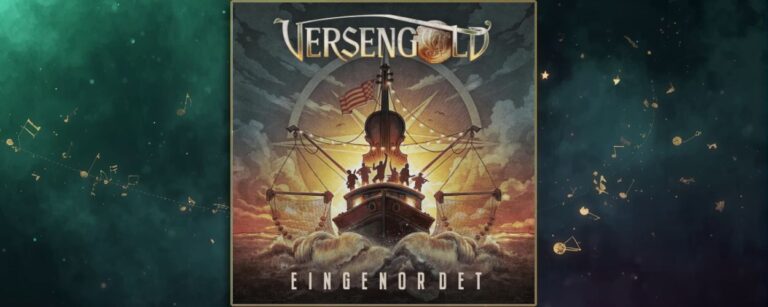 Gezeichnetes Albumcover Versengold – Eingenordet: ein Kutter pflügt durch hohe Wellen, auf dem Deck tanzen und spielen silhouettenhafte Musiker vor einer riesigen Geige als Mast; Lichterketten, Fischernetze und ein stilisierter Kompass im Hintergrund, warme Sonnenuntergangsfarben.