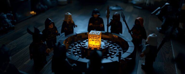 In einem dunklen Kinderzimmer stehen mehrere Lego-Figuren in Kapuzenroben im Kreis um einen leuchtenden, goldenen Legostein, der auf einem runden Stein-Altarsockel steht und die Szene geheimnisvoll beleuchtet.