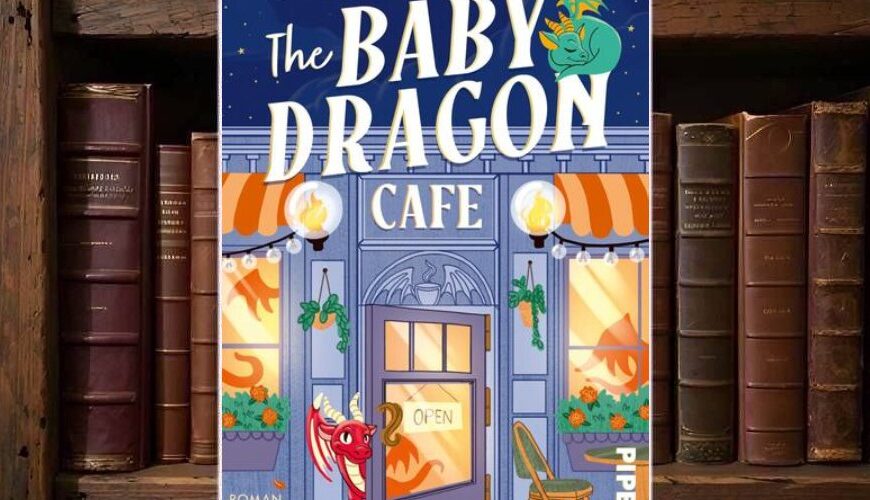 Buchcover von »The Baby Dragon Café«: bunte Illustration einer kleinen Café-Fassade in Blau- und Lilatönen mit orange-weiß gestreiften Markisen, beleuchteten Rundlampen und Herbstblättern im Fenster. Über der Tür steht der Titel „The Baby Dragon Café“ in verspielter weißer Schrift, oben rechts sitzt ein kleiner türkisfarbener Drache auf dem Schriftzug. Vor der geöffneten Tür mit „Open“-Schild steht ein roter Babydrache, rechts daneben ein leerer Stuhl; unten der Untertitel »Freche Drachen und feurige Missgeschicke« und das Piper-Logo.