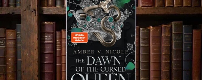 Deutsches Cover von »The Dawn of the Cursed Queen – Götter & Monster 3«: schwarzer Hintergrund mit grauen Ornamentwirbeln, im Zentrum eine silberne Krone mit grünen Edelsteinen, um die sich eine goldene Schlange windet. Oben links ein roter SPIEGEL-Bestseller-Autorin-Sticker, darunter in weißer Serifenschrift der Name »Amber V. Nicole« und der Titel »The Dawn of the Cursed Queen«, unten der Zusatz »Götter & Monster – Roman« und das blanvalet-Logo.