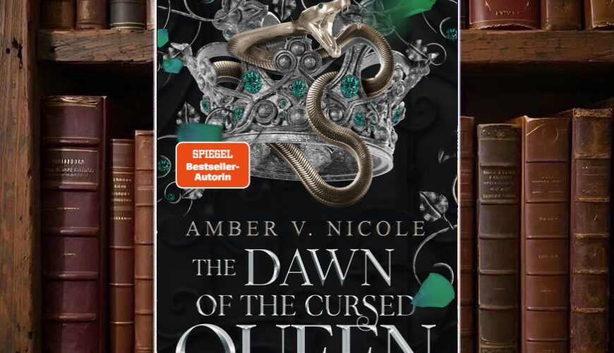Deutsches Cover von »The Dawn of the Cursed Queen – Götter & Monster 3«: schwarzer Hintergrund mit grauen Ornamentwirbeln, im Zentrum eine silberne Krone mit grünen Edelsteinen, um die sich eine goldene Schlange windet. Oben links ein roter SPIEGEL-Bestseller-Autorin-Sticker, darunter in weißer Serifenschrift der Name »Amber V. Nicole« und der Titel »The Dawn of the Cursed Queen«, unten der Zusatz »Götter & Monster – Roman« und das blanvalet-Logo.