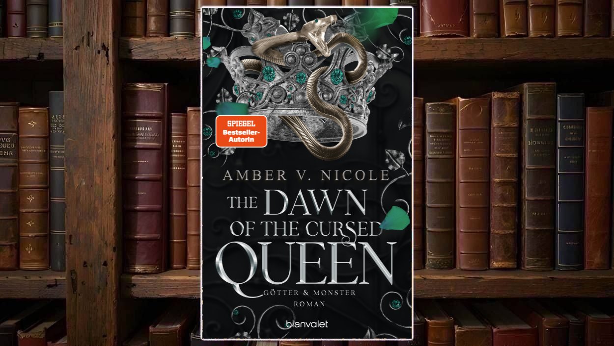 Deutsches Cover von »The Dawn of the Cursed Queen – Götter & Monster 3«: schwarzer Hintergrund mit grauen Ornamentwirbeln, im Zentrum eine silberne Krone mit grünen Edelsteinen, um die sich eine goldene Schlange windet. Oben links ein roter SPIEGEL-Bestseller-Autorin-Sticker, darunter in weißer Serifenschrift der Name »Amber V. Nicole« und der Titel »The Dawn of the Cursed Queen«, unten der Zusatz »Götter & Monster – Roman« und das blanvalet-Logo.