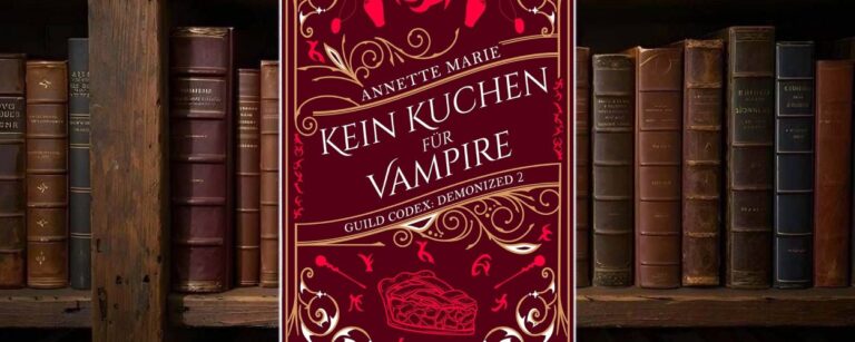 Buchcover von »Kein Kuchen für Vampire«: weinroter Hintergrund mit goldenen Zierornamenten, schräg gesetzter weißer Titel in großer Serifenschrift, oben magische Symbole und Fläschchen in kräftigem Rot, unten eine stilisierte Kuchenstück-Grafik und der Reihenhinweis »Guild Codex: Demonized 2«, dazu der Hinweis »Übersetzt von Jeannette Bauroth«.