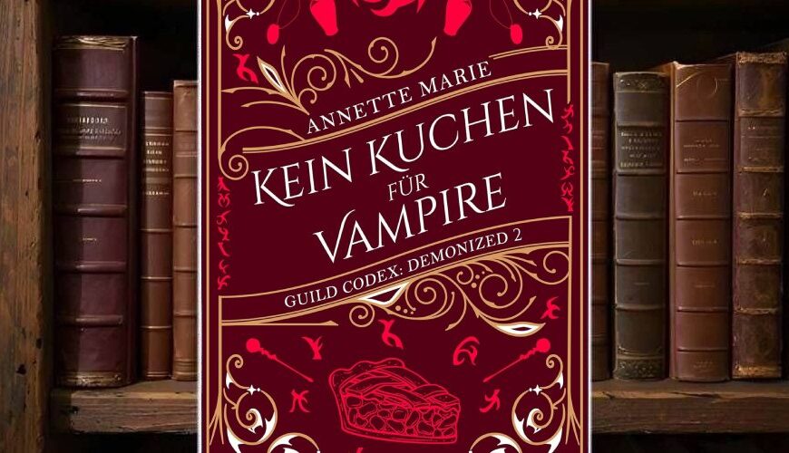 Buchcover von »Kein Kuchen für Vampire«: weinroter Hintergrund mit goldenen Zierornamenten, schräg gesetzter weißer Titel in großer Serifenschrift, oben magische Symbole und Fläschchen in kräftigem Rot, unten eine stilisierte Kuchenstück-Grafik und der Reihenhinweis »Guild Codex: Demonized 2«, dazu der Hinweis »Übersetzt von Jeannette Bauroth«.