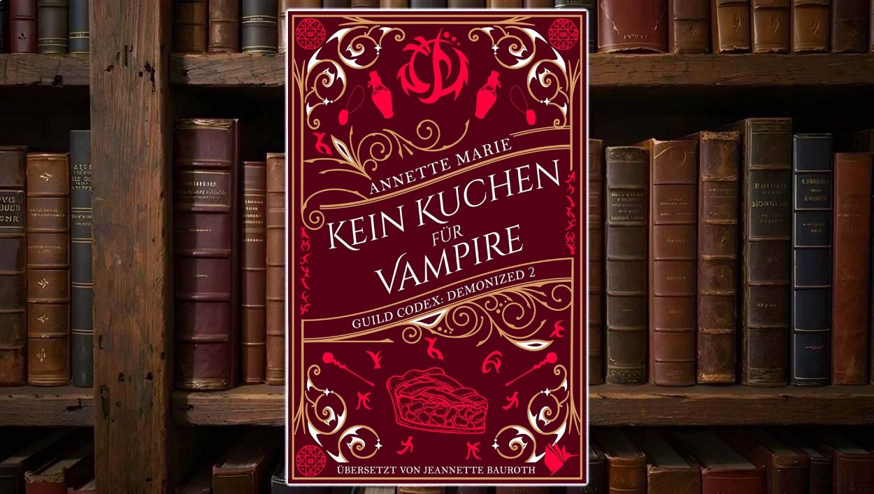 Buchcover von »Tage einer Hexe« vor einem alten Bücherregal: dunkelgrüner Hintergrund mit goldener Serifenschrift, umrahmt von floralen Ranken und Blüten, unten ein kreisförmiges magisches Symbol und das Logo der Hobbit Presse Klett-Cotta.