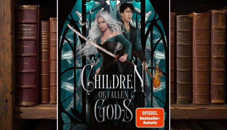 Cover von »Children of Fallen Gods«: vorne eine weißhaarige Kriegerin im grünen Kleid mit gezogenem Schwert, hinter ihr ein dunkelhaariger Mann mit glimmender Feuerhand; beide stehen vor einem türkis-schwarzen, glasfensterartigen Muster mit Schwertsymbol, unten der geschwungene Titel und ein orangefarbener »SPIEGEL-Bestseller-Autorin«-Sticker, das Buch ist vor einem Regal mit alten Ledereinbänden platziert.