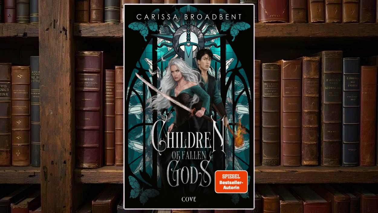 Cover von »Children of Fallen Gods«: vorne eine weißhaarige Kriegerin im grünen Kleid mit gezogenem Schwert, hinter ihr ein dunkelhaariger Mann mit glimmender Feuerhand; beide stehen vor einem türkis-schwarzen, glasfensterartigen Muster mit Schwertsymbol, unten der geschwungene Titel und ein orangefarbener »SPIEGEL-Bestseller-Autorin«-Sticker, das Buch ist vor einem Regal mit alten Ledereinbänden platziert.