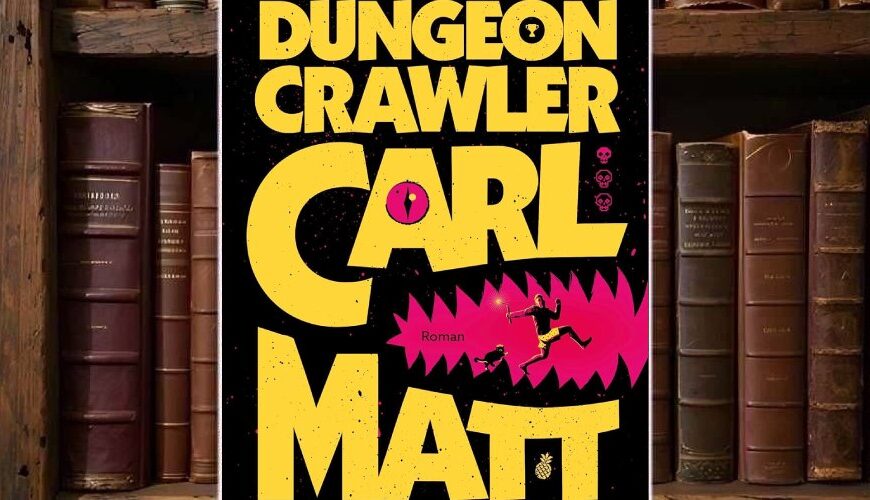 Buchcover von »Dungeon Crawler Carl« vor einem alten Bücherregal: In der Mitte ein schwarzer Umschlag mit riesiger gelber Blockschrift »Dungeon Crawler Carl Matt Dinniman«. In das O von „Carl“ ist ein pinkes Monsterauge integriert, quer über die Mitte verläuft ein greller pinker Zackenmaul-Balken, in dem eine kleine gelbe Figuren-Silhouette und eine Katze davonlaufen. Im Hintergrund schwarze Sternchenpunkte, unten das rote TOR-Logo.