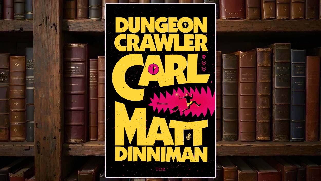 Buchcover von »Dungeon Crawler Carl« vor einem alten Bücherregal: In der Mitte ein schwarzer Umschlag mit riesiger gelber Blockschrift »Dungeon Crawler Carl Matt Dinniman«. In das O von „Carl“ ist ein pinkes Monsterauge integriert, quer über die Mitte verläuft ein greller pinker Zackenmaul-Balken, in dem eine kleine gelbe Figuren-Silhouette und eine Katze davonlaufen. Im Hintergrund schwarze Sternchenpunkte, unten das rote TOR-Logo.