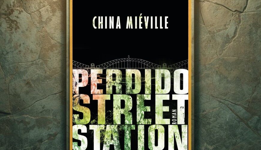 Deutsches Heyne-Cover von China Miévilles „Perdido Street Station“: schwarzer Hintergrund mit stilisierter Brückensilhouette oben, darunter der große blockige Titel „PERDIDO STREET STATION“ in weiß-grün marmorierten Buchstaben.