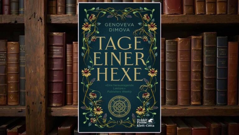 Buchcover von »Tage einer Hexe« vor einem alten Bücherregal: dunkelgrüner Hintergrund mit goldener Serifenschrift, umrahmt von floralen Ranken und Blüten, unten ein kreisförmiges magisches Symbol und das Logo der Hobbit Presse Klett-Cotta.