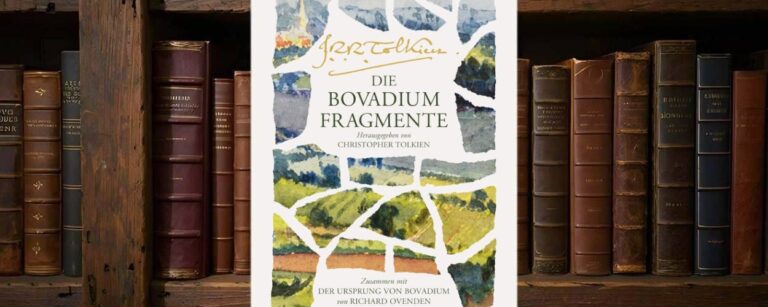 Buchcover von »Die Bovadium Fragmente« vor einem alten Bücherregal: weißer Umschlag mit in Scherben aufgeteiltem Aquarell einer Hügellandschaft, darüber in Gold die Signatur „J.R.R. Tolkien“, in grüner Serifenschrift der Titel „Die Bovadium Fragmente“, darunter der Hinweis „Herausgegeben von Christopher Tolkien“ und „Zusammen mit ›Der Ursprung von Bovadium‹ von Richard Ovenden“, unten das Hobbit-Presse-Klett-Cotta-Logo.