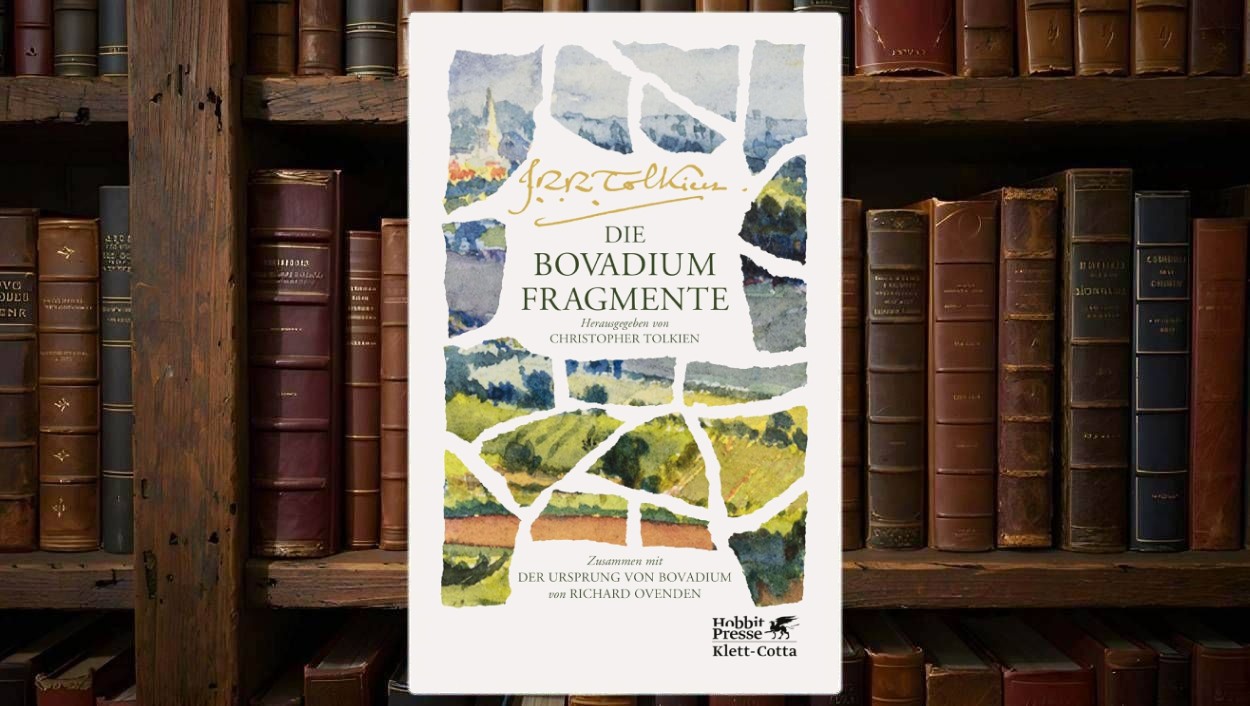 Buchcover von »Die Bovadium Fragmente« vor einem alten Bücherregal: weißer Umschlag mit in Scherben aufgeteiltem Aquarell einer Hügellandschaft, darüber in Gold die Signatur „J.R.R. Tolkien“, in grüner Serifenschrift der Titel „Die Bovadium Fragmente“, darunter der Hinweis „Herausgegeben von Christopher Tolkien“ und „Zusammen mit ›Der Ursprung von Bovadium‹ von Richard Ovenden“, unten das Hobbit-Presse-Klett-Cotta-Logo.