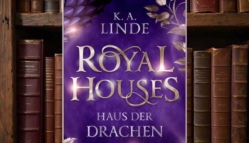 Buchcover von »Royal Houses - Haus der Drachen« vor einem alten Bücherregal: violett-goldenes Romantasy-Cover mit geschwungenem Titel, Drachen-Emblem und Hinweis „New York Times Bestsellerautorin“.