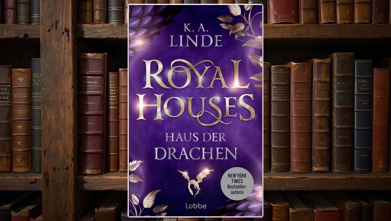 Buchcover von »Royal Houses - Haus der Drachen« vor einem alten Bücherregal: violett-goldenes Romantasy-Cover mit geschwungenem Titel, Drachen-Emblem und Hinweis „New York Times Bestsellerautorin“.