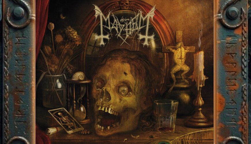 Albumcover Mayhem – Liturgy Of Death: barockes Stillleben mit verwesendem Kopf auf Holzkommode, Spiegel mit Mayhem-Logo, vertrockneten Blumen, Tarotkarte, Giftphiole, kreuzigungsartig fixiertem Frosch, brennender Kerze und Pfauenfeder in warmen Braun- und Goldtönen.