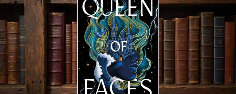 Buchcover von „Queen of Faces“ vor einem Regal mit alten Ledereinbänden: Auf schwarzem Sternenhimmel ist das Profil eines dunkelblauen Frauengesichts zu sehen, nach rechts blickend. Aus ihrem Haar, das in leuchtenden Türkis- und Goldsträhnen nach oben weht, wächst eine hohe Turm-Akademie mit spitzen Dächern und Uhrturm. Ein Schmetterling fliegt durch das Haar, links und rechts zucken weiße Blitze. Oben steht in großen weißen Buchstaben „Queen“, unten „Faces“, darunter der Slogan „A pawn dies. A queen rises.“.
