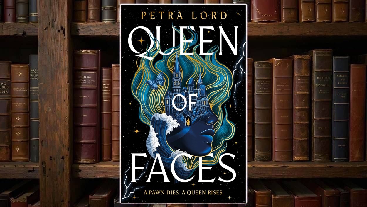 Buchcover von „Queen of Faces“ vor einem Regal mit alten Ledereinbänden: Auf schwarzem Sternenhimmel ist das Profil eines dunkelblauen Frauengesichts zu sehen, nach rechts blickend. Aus ihrem Haar, das in leuchtenden Türkis- und Goldsträhnen nach oben weht, wächst eine hohe Turm-Akademie mit spitzen Dächern und Uhrturm. Ein Schmetterling fliegt durch das Haar, links und rechts zucken weiße Blitze. Oben steht in großen weißen Buchstaben „Queen“, unten „Faces“, darunter der Slogan „A pawn dies. A queen rises.“.