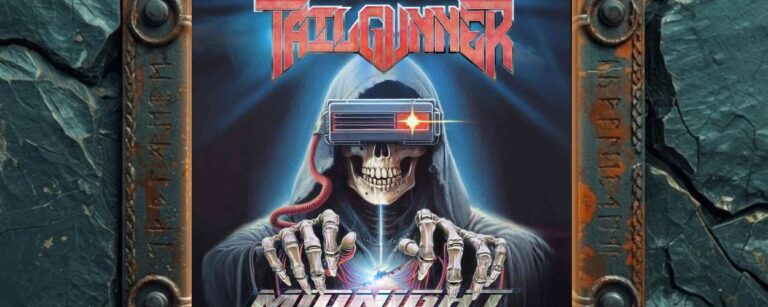 Albumcover Tailgunner – „Midnight Blitz“: ein grinsendes Skelett in schwarzer Kapuze trägt eine futuristische VR-Brille mit rotem Kabel und leuchtendem Visier, die knochigen Hände schweben über einem neonroten Rasterboden, auf dem der verchromte Schriftzug „MIDNIGHT BLITZ“ prangt; oben steht das Tailgunner-Logo im rot-metallischen Oldschool-Metal-Schriftzug.
