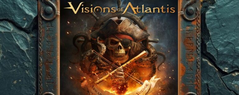 Albumcover von Visions Of Atlantis – „Armada – An Orchestral Voyage“: In einem bronzefarben-grünen, ornamentierten Metallrahmen mit Runen sitzt ein Piratenskelett mit Dreispitz und rotem Stirnband vor einem Schiffssteuerrad, umschlungen von Krakenarmen. Das Skelett hält zwei gekreuzte Flöten vor einer glühenden, orange lodernden Kugel, darunter weht ein Pergamentband mit dem Albumtitel, alles vor dunklem Rauch- und Nebelhintergrund.