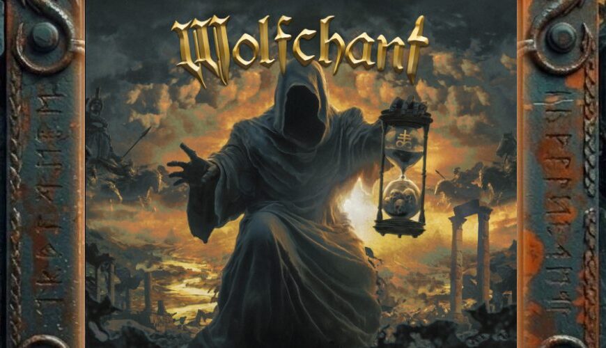 Albumcover Wolfchant – Echoes Of A Time Once Past: riesige vermummte Gestalt in dunkler Kutte sitzt auf Treppen vor apokalyptischem Himmel, hält eine Sanduhr mit Schädeln in der Hand, ringsum brennende Ruinen und Reiterheere.