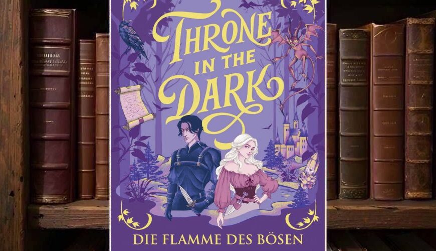 Lila Fantasy-Cover mit goldenen Ranken und großem gelben Titelzug; unten sitzen ein dunkelhaariger Mann in Schwarz und eine blonde Frau, umgeben von Fledermäusen, Rabe, Schriftrolle, kleinem Dämon und einer Burg im Hintergrund.