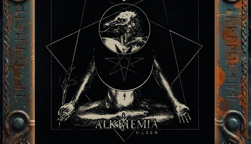 Albumcover Alkhemia – Häxen: schwarzes okkultes Artwork mit kniender vogelköpfiger Gestalt, geometrischen Ritualformen, Pentagramm und kleiner Flamme in beige auf schwarzem Hintergrund.