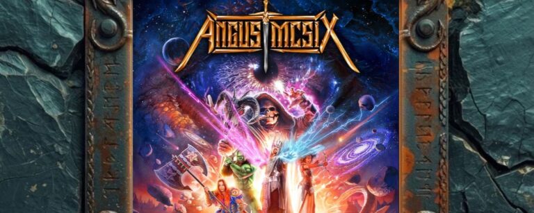 Albumcover von Angus McSix and the All-Seeing Astral Eye: knallbunte Weltraum-Fantasy-Szene mit riesigem Angus-McSix-Logo, kosmischem Auge, Skelettmagier, Ork, Kriegerfiguren, Laserstrahlen, Galaxien und apokalyptischem Sternenbombast.