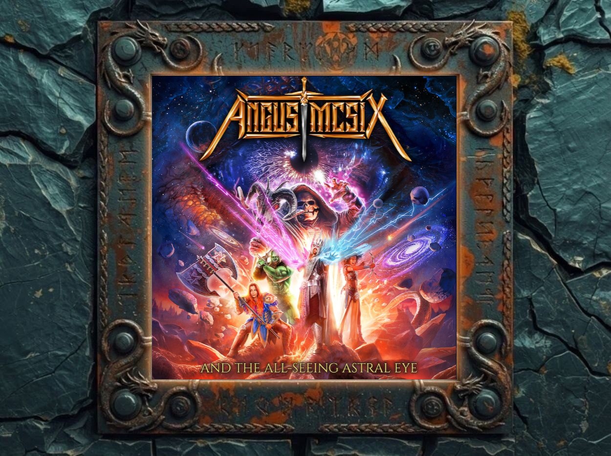 Albumcover von Angus McSix and the All-Seeing Astral Eye: knallbunte Weltraum-Fantasy-Szene mit riesigem Angus-McSix-Logo, kosmischem Auge, Skelettmagier, Ork, Kriegerfiguren, Laserstrahlen, Galaxien und apokalyptischem Sternenbombast.