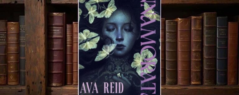 Buchcover von »Innamorata« von Ava Reid: Vor dunklem blau-schwarzem Hintergrund erscheint das blasse Gesicht einer jungen Frau mit geschlossenen Augen, umgeben von hellen Motten; der violette Titel verläuft groß senkrecht über das Cover.