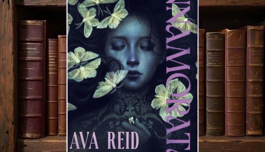 Buchcover von »Innamorata« von Ava Reid: Vor dunklem blau-schwarzem Hintergrund erscheint das blasse Gesicht einer jungen Frau mit geschlossenen Augen, umgeben von hellen Motten; der violette Titel verläuft groß senkrecht über das Cover.